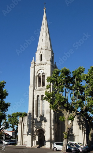 Ville d'Arès, Eglise Saint-Vincent-de-Paul et place de l'église, département de Gironde, France