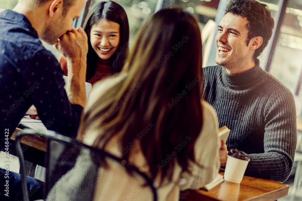 Obraz premium mix asian woman caucasian men People Meeting Friendship Togetherness and happiness enjoy at Coffee Shop Concept casual relax moment