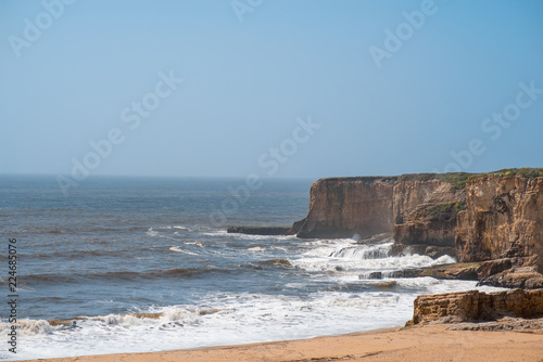 Rocky sea shore © Hairem