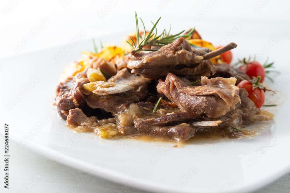 Brasato di agnello con contorno di patate arrosto Brasato di agnello con contorno di patate arrosto