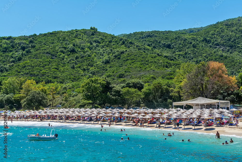 Fototapeta premium Olympiada, Grecja - 11 sierpnia 2018: Plaża Proti Ammoudia, jedna z najpiękniejszych plaż na Morzu Egejskim.