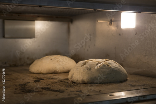 fırın içinde pişen ekmekler