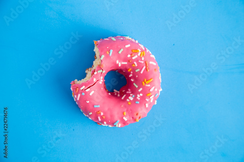 Obraz na płótnie pink donut in colorful background w salonie