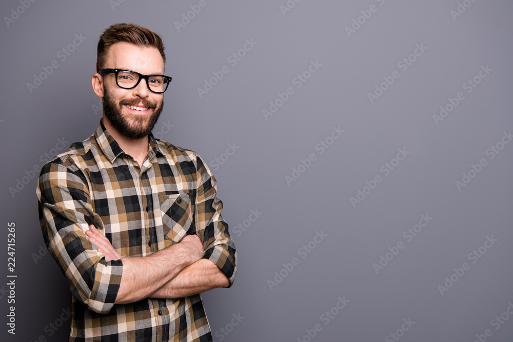 Obraz premium Profile side view photo of beautiful handsome man in spectacles 