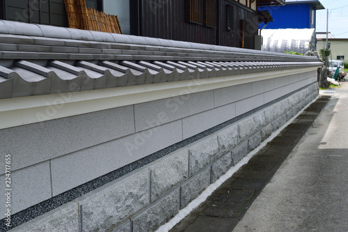 瓦屋根の門まわり