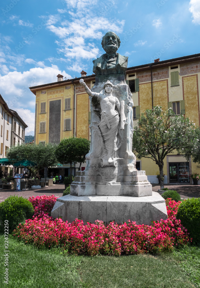 Statue of Gabriele Rosa