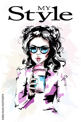 Fototapeta Ręcznie rysowane piękna młoda kobieta trzyma przezroczysty jednorazowy plastikowy kubek soku. Stylowa elegancka dziewczyna w okularach przeciwsłonecznych. Portret kobiety moda. Naszkicować.