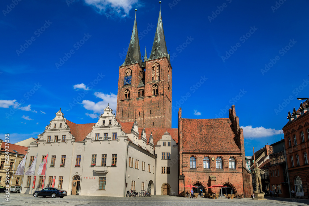 Obraz premium Stendal, Marktplatz mit Kirche St. Marien