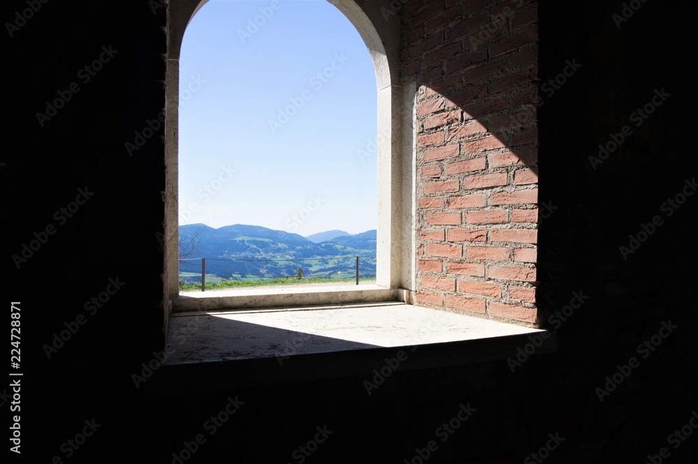 Forte Interrotto domina dall'alto l'altopiano di Asiago, in provincia di Vicenza, Italia Settentrionale.