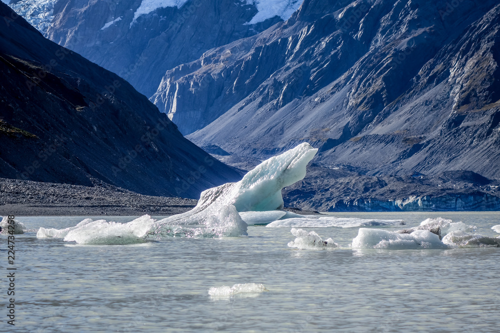 Fototapeta premium Hooker lake in Aoraki Mount Cook, New Zealand