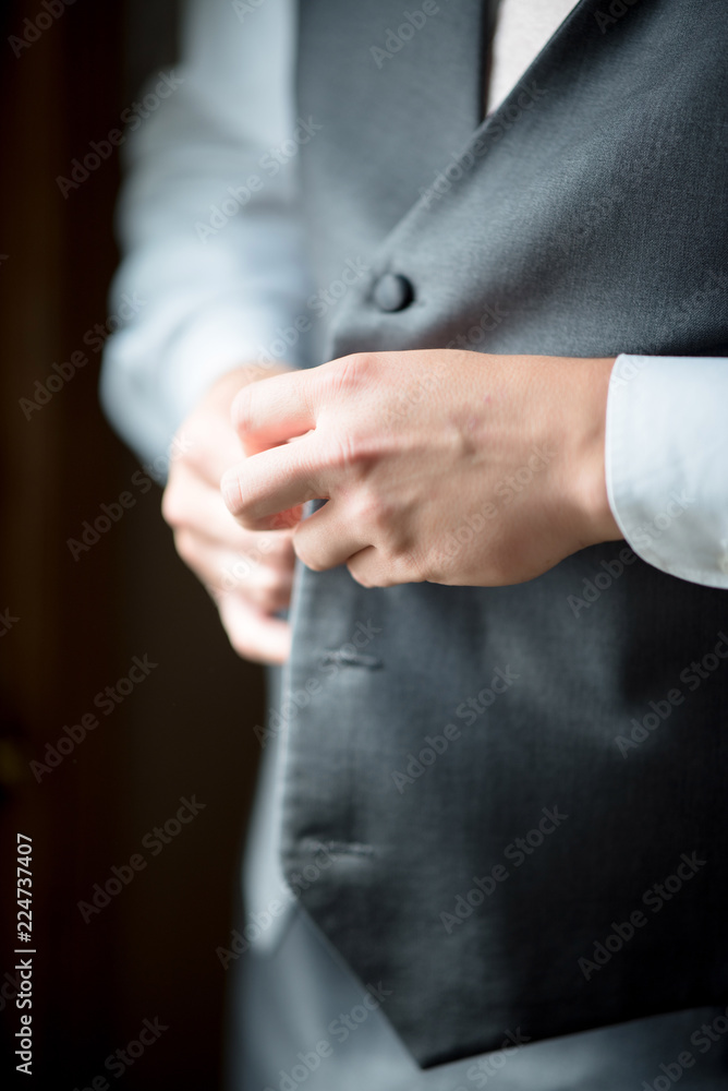 Obraz premium Suiting Up