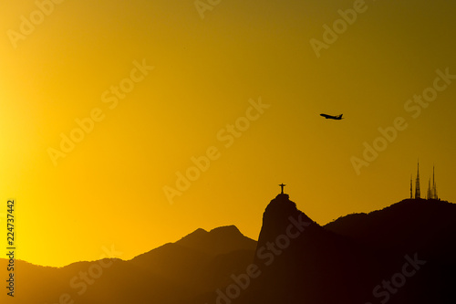 Rio de Janeiro - P  r do Sol  Cristo Redentor e Avi  o