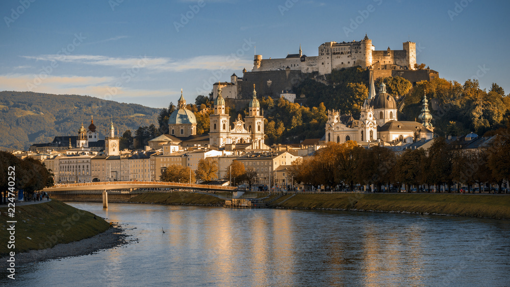 Fototapeta premium Miasto Mozarta Salzburga w jesiennym wieczornym słońcu, Austria