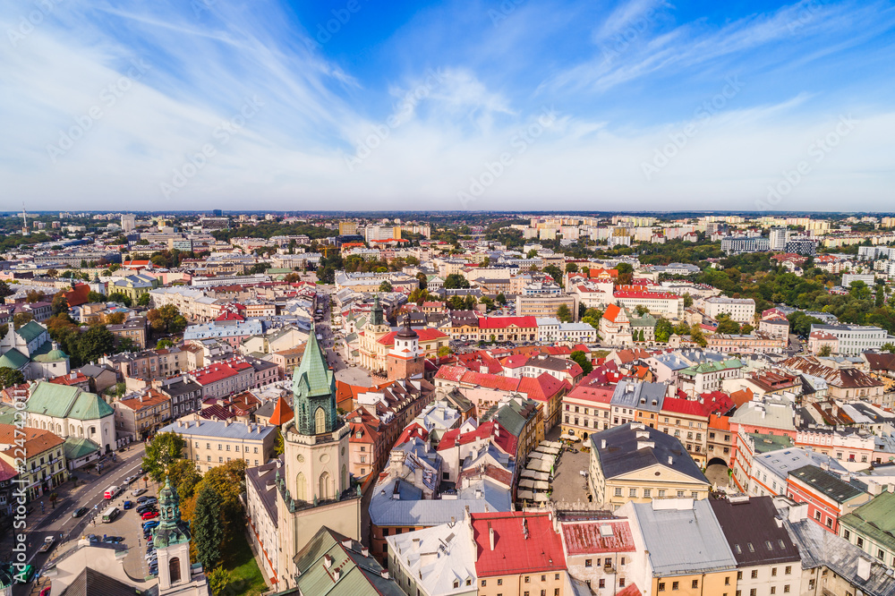 Lublin krajobraz starego miasta z lotu ptaka. Turystyczna część lublina - wieża Trynitarska, trybunał Koronny i brama Krakowska.