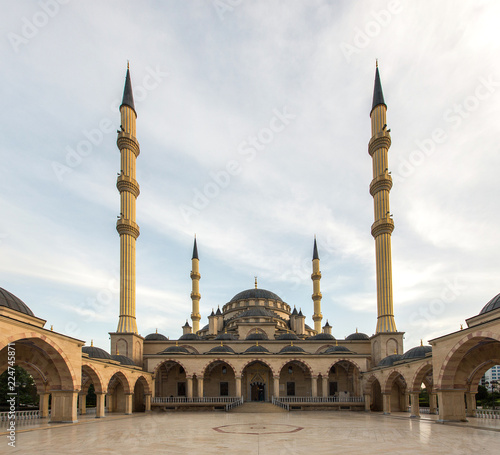 Мечеть «Сердце Чечни» на фоне красивого неба