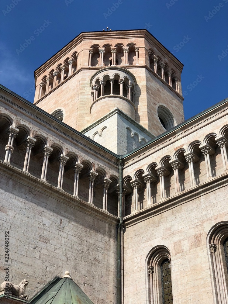 Obraz premium chiesa chiese duomo finestre chiesa storia dell'arte duomo 