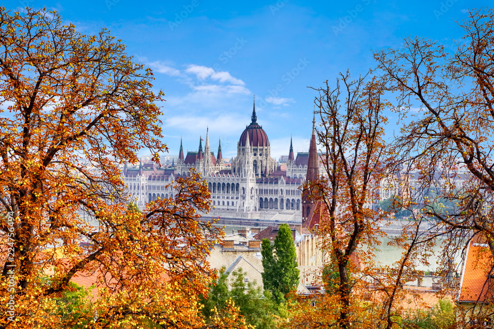 Fototapeta premium Jesień Budapeszt, piękny widok na nabrzeże Dunaju i węgierski parlament.