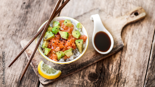 Fotografía poke bowl : riz saumon tartare avocat 6