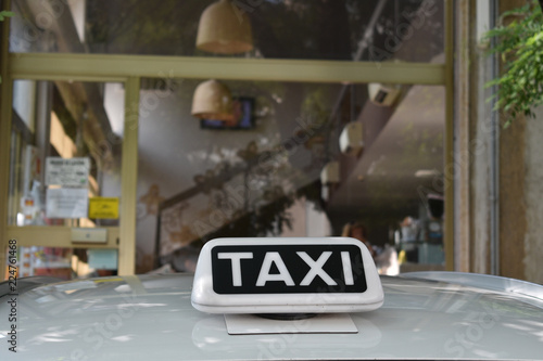 Insegna sul tettuccio di un taxi vicino a una vetrina photo