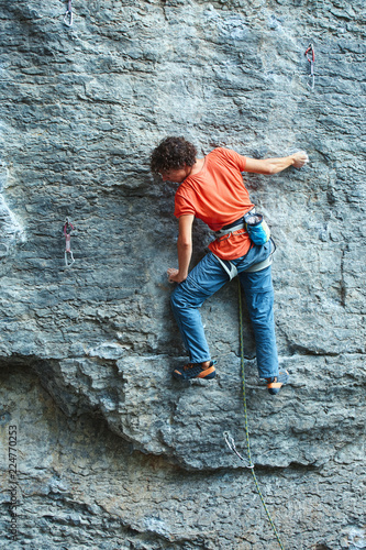 Fototapeta Naklejka Na Ścianę i Meble -  rock climber climbing on the cliff