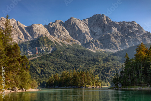 Deutschlands höchster Berg die Zugspitze mit einem Teil des Eibsees im Vordergrund
