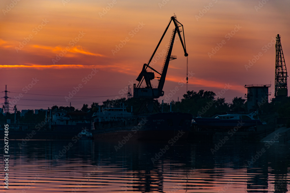 Obraz premium tanker at docks at sunset