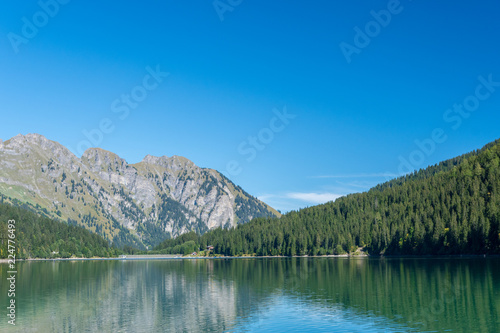 Fototapeta Naklejka Na Ścianę i Meble -  Idylle in den Schweizer Berge - See in Gstaad im Sommer
