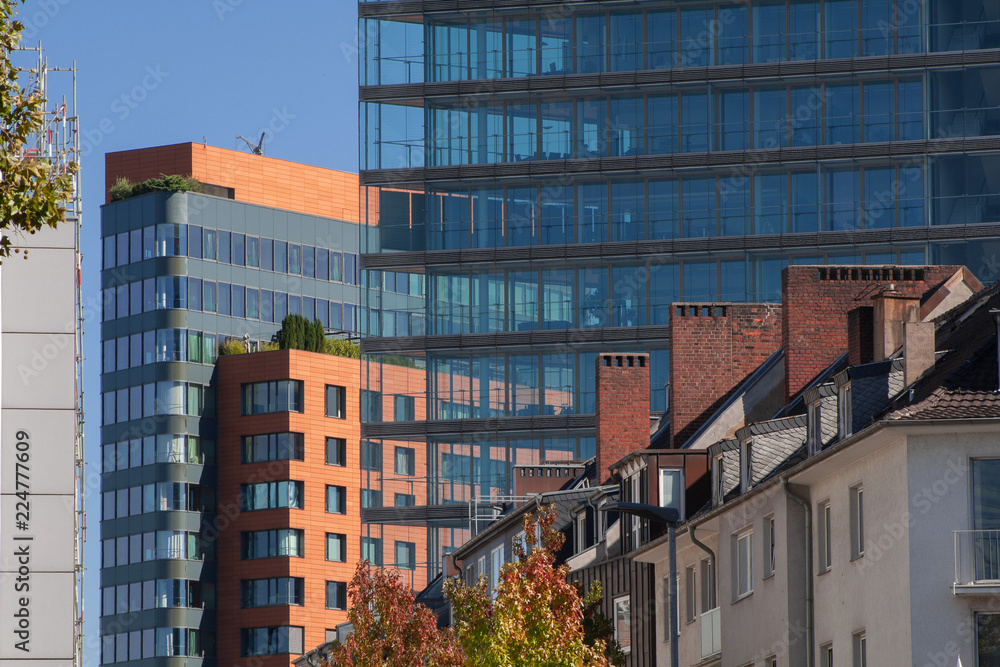 Viele Bauwerks-Generationen in der Innenstadt von Düsseldorf