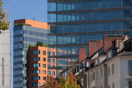 Viele Bauwerks-Generationen in der Innenstadt von Düsseldorf