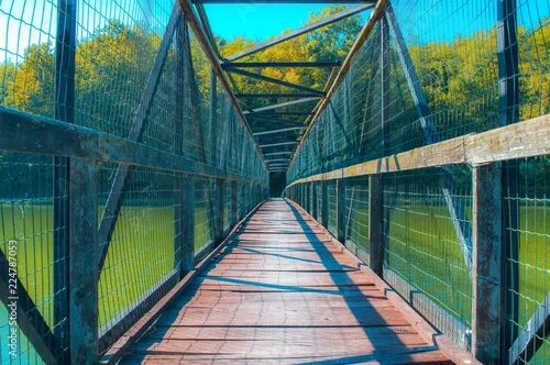 Obraz metalowo-drewniany most nad jeziorem