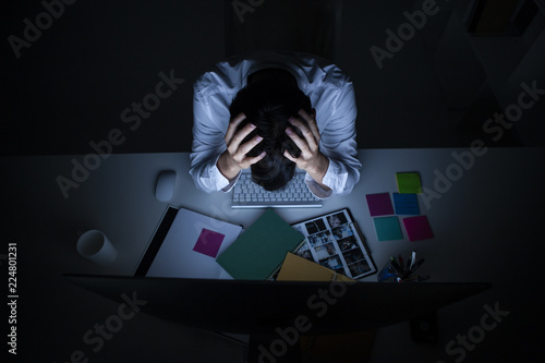 Fototapete マネージャーが大きなミスをして頭を抱えている