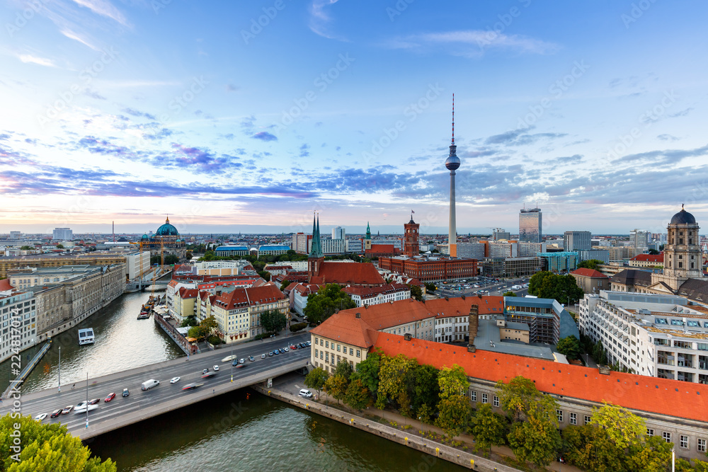 Obraz premium Berliński linii horyzontu TV wierza Rotes Rathaus Niemcy Miasto