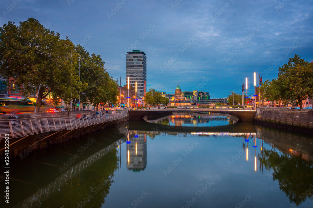 Naklejka premium Beautiful panoramic night view over downtown in Dublin city, Ireland 