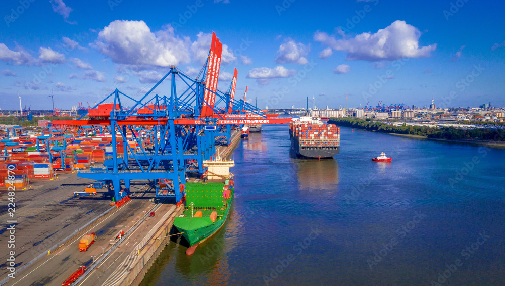 Container Terminal Hamburg mit Containerschiff