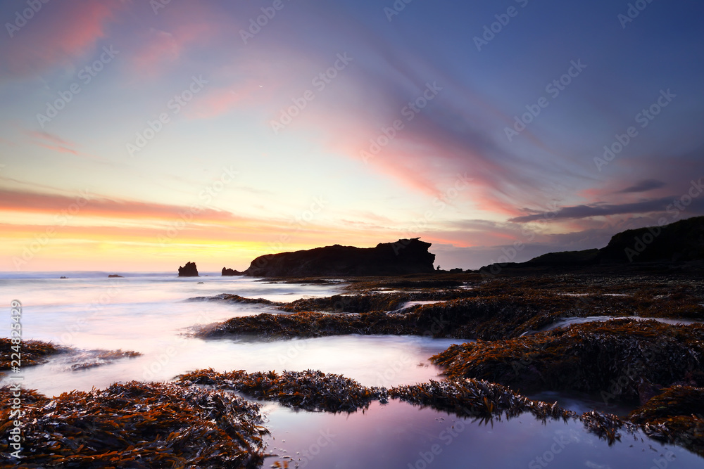 Obraz premium Beautiful sunset at orange or red algae on Melasti beach in bali indonesia island