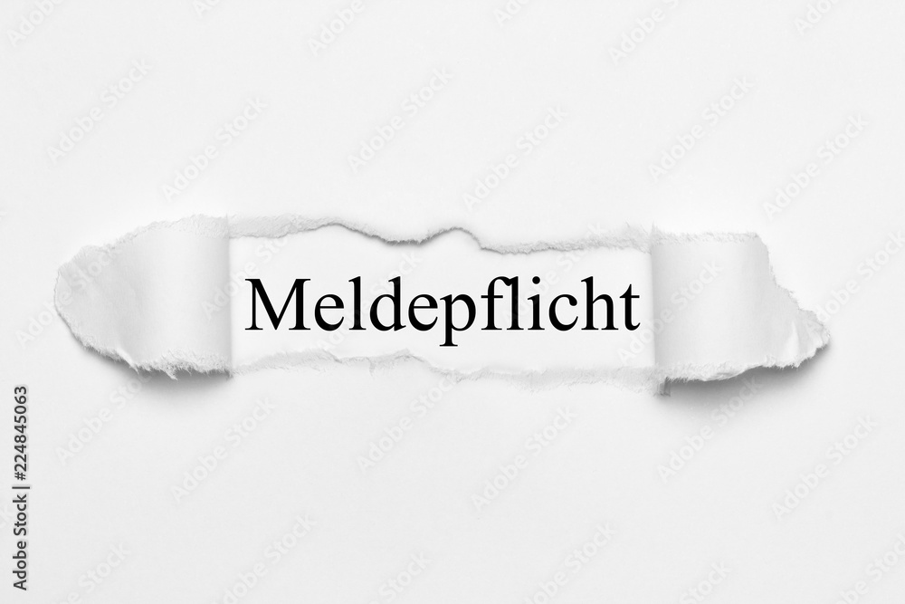 Meldepflicht auf weißen gerissenen Papier Meldepflicht auf weißen gerissenen Papier