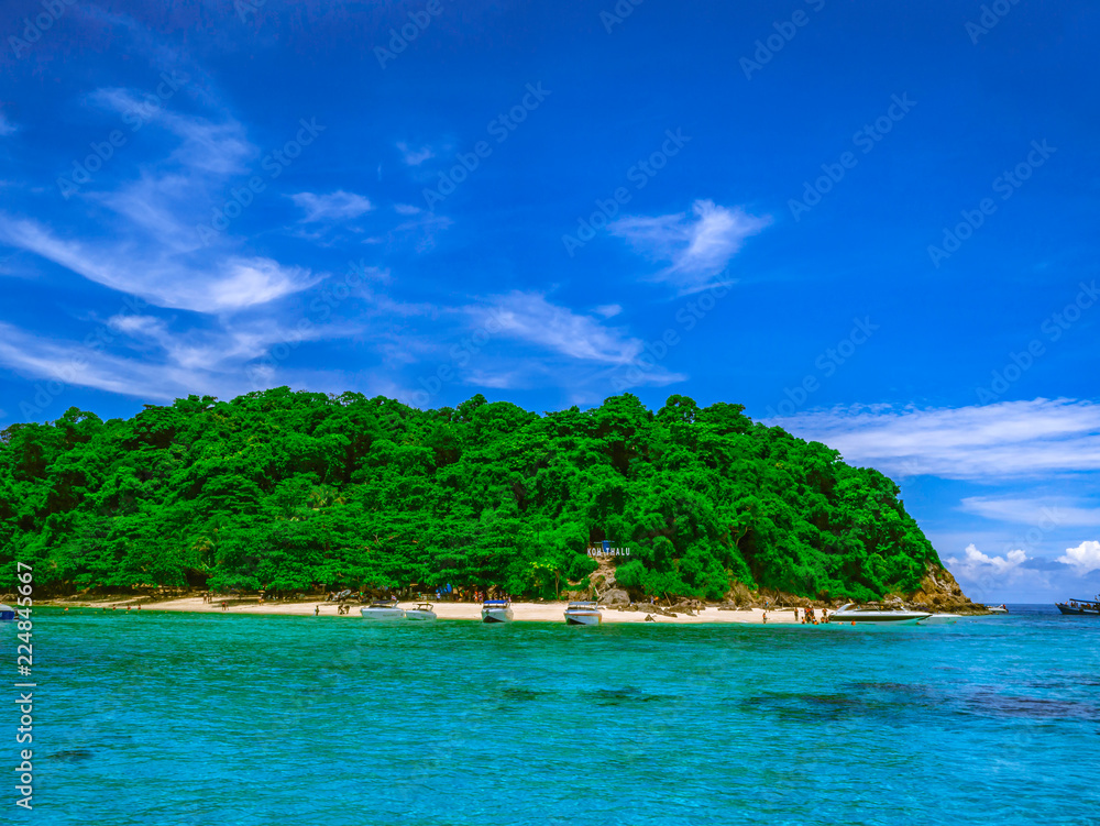 Fototapeta premium Beautiful seascape with Koh talu island rayong city,idyllic ocean and Blue sky in vacation time,Summer concept.