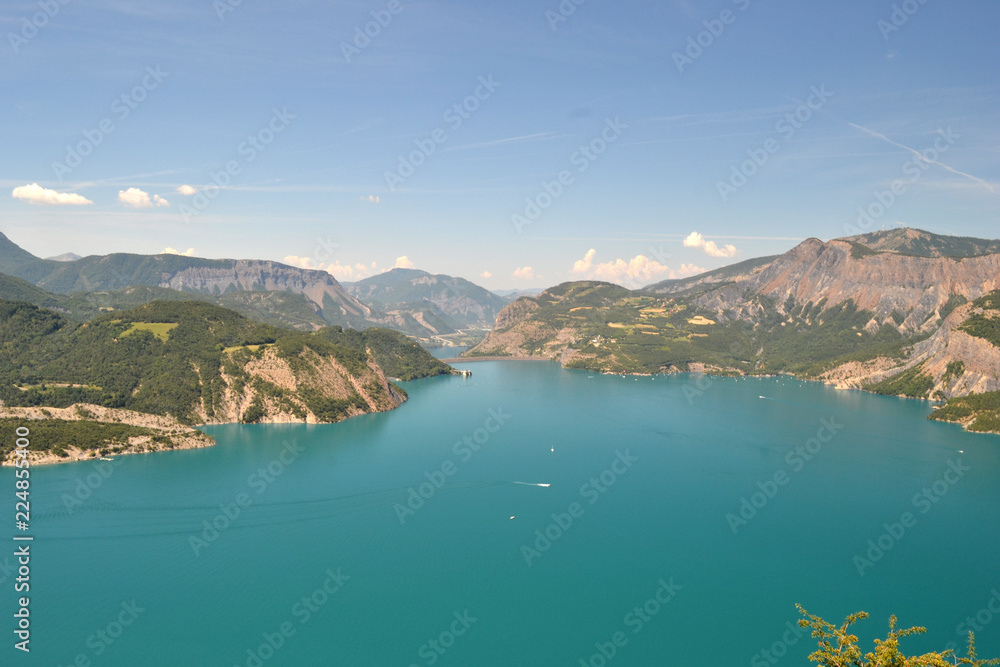 Lac de Serre-Ponçon, impressionnant barrage américain, grande étendue d'eau turquoise, Hautes-Alpes, alpes, France
