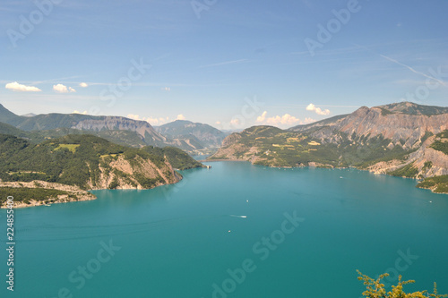 Lac de Serre-Ponçon, impressionnant barrage américain, grande étendue d'eau turquoise, Hautes-Alpes, alpes, France
