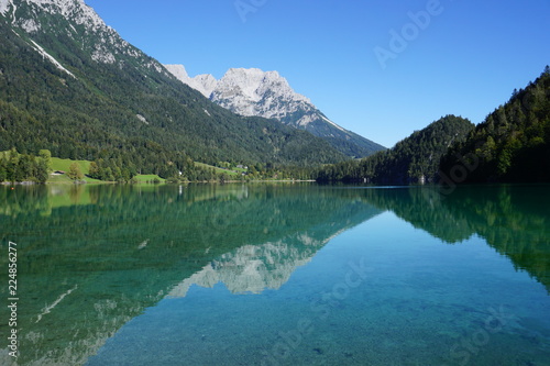 malerischer Hintersteinersee spiegelt Kaisergebirge, Tirol, Austria