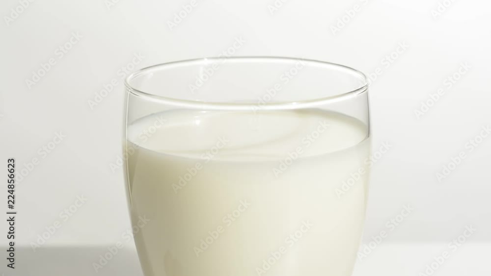 Vaso de leche en la mesa blanca, detalle Vaso de leche en la mesa blanca, detalle