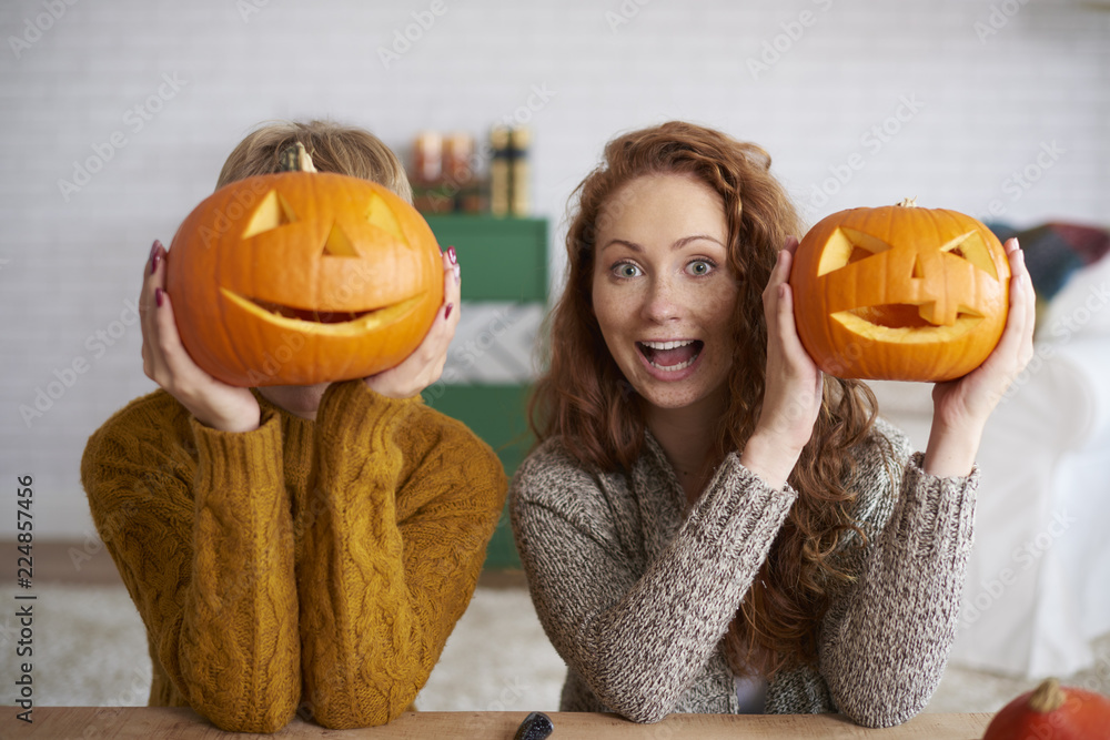 Fototapeta premium Shouting women showing halloween pumpkins