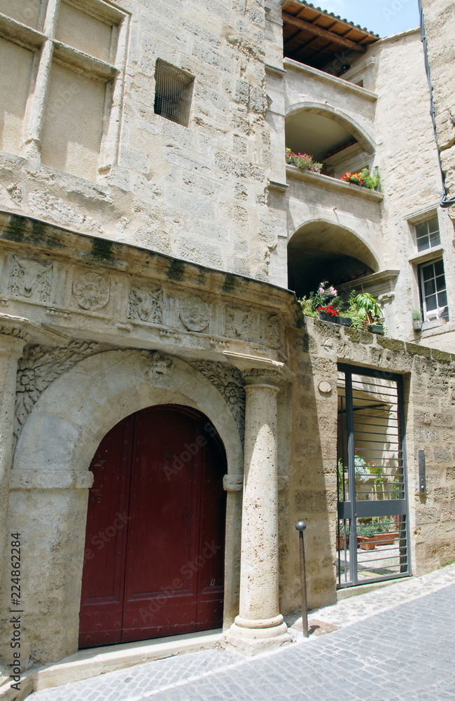 Ville de Pézenas, vieille façade et porche sculpté, balcons couverts, département de l'Hérault, France