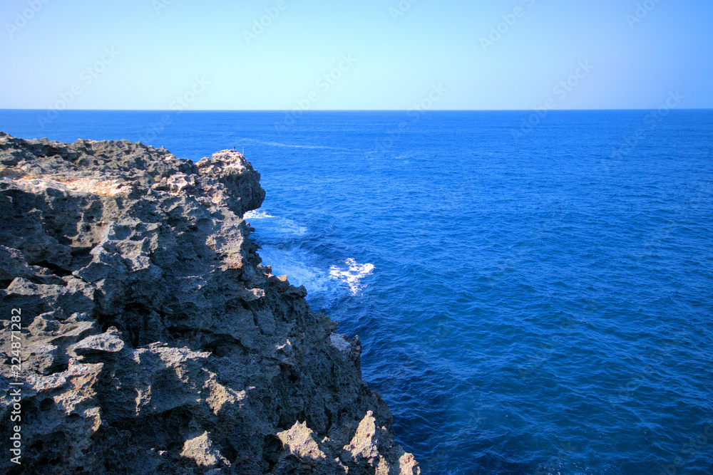 岩場の海　沖縄　残波　