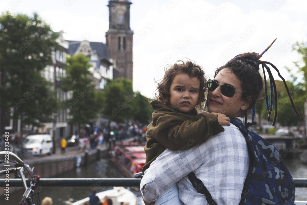 Naklejka premium Portret matki i dziecka, patrząc na aparat, na zewnątrz