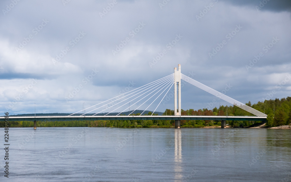 Obraz premium Yatkianküntill bridge across the river Kemijoki, Rovaniemi, Finland
