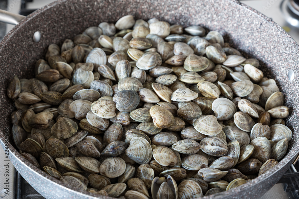 Naklejka premium Cooking spaghetti with clams