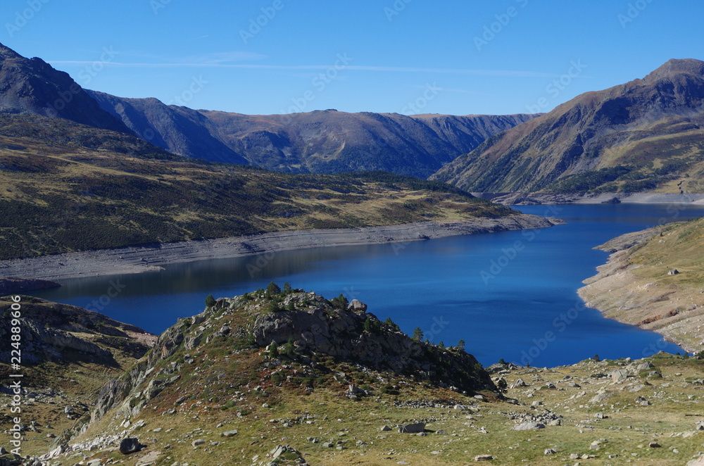 grand lac du lanoux dans les montange pyrénées