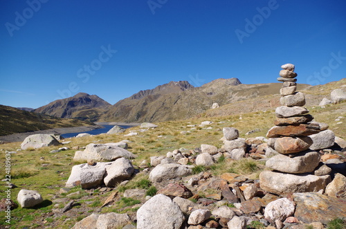 cairn de montagne pour baliser les sentiers de randonnée au Lanoux © Ourson+