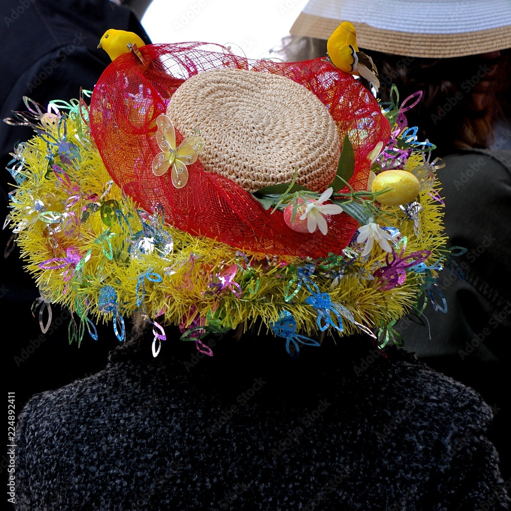 Φωτογραφία Yellow, blue, pink, and red flowered Easter bonnet with birds and butterflies at the annual New York City Fifth Avenue Easter Parade